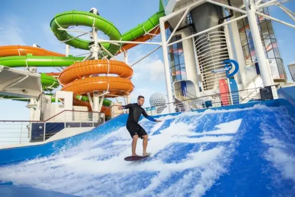 נוסע על FlowRider באוניית Royal Caribbean